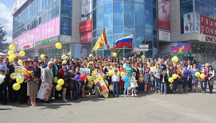 Демонстрация на центральной площади Тимашевска
